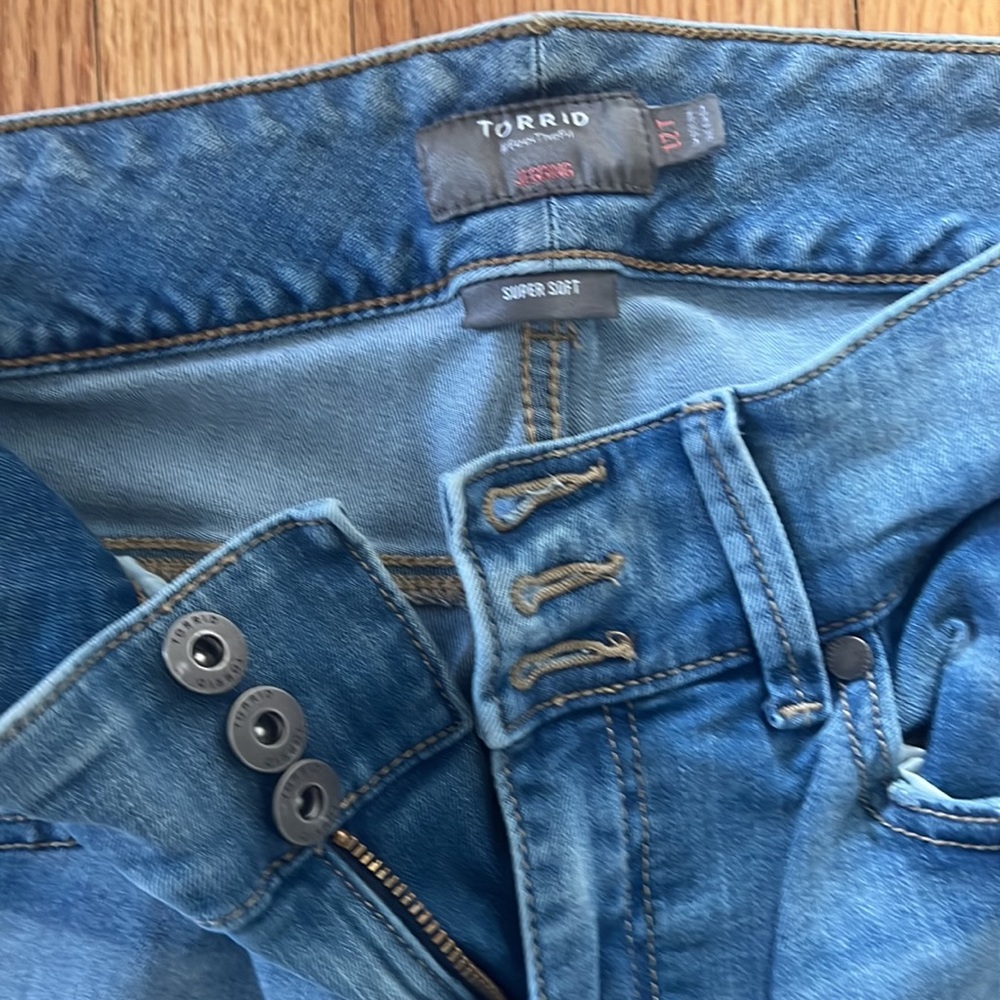 Torrid Super Soft Skinny Jean. Size 12 Tall - Picture 2 of 4